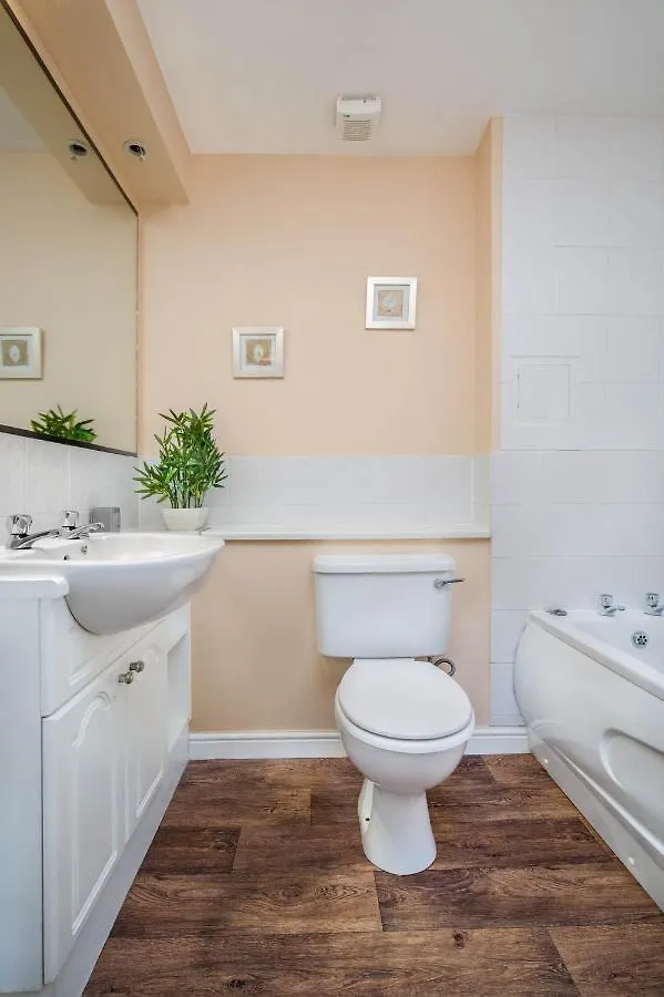 Dicksonfield Groud Floor Apartment Edinburgh